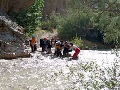 بیش از ۱۰۰ طبیعت گرد در دره «شمخال» درگز گرفتار سیلاب شدند 