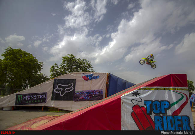 اجرای حرکات نمایشی تاپ رایدر در پارک دولت شهر دزفول