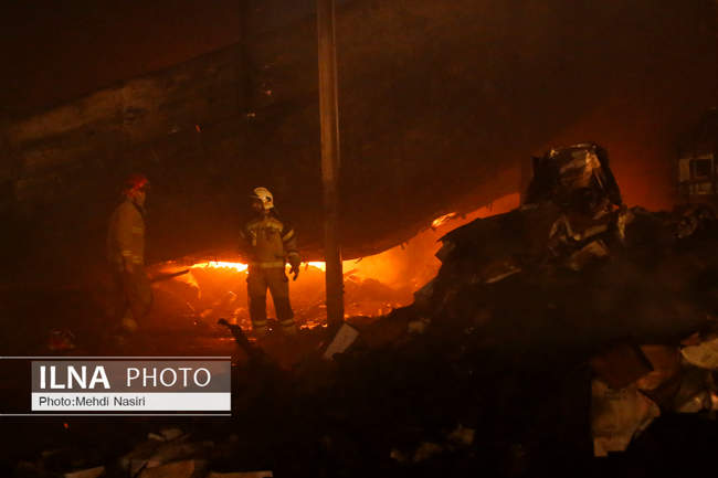 آتش‌سوزی در بارانداز ۱۲ هزار متری در شوش 