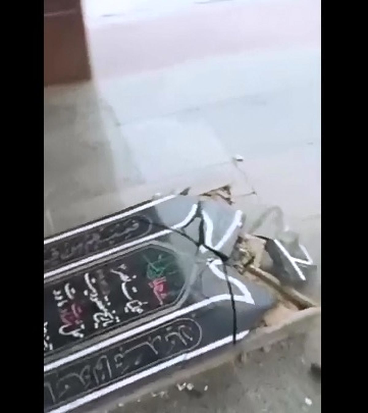  شکستن قبور شهدا توسط افراد ناشناس در اراک! + فیلم