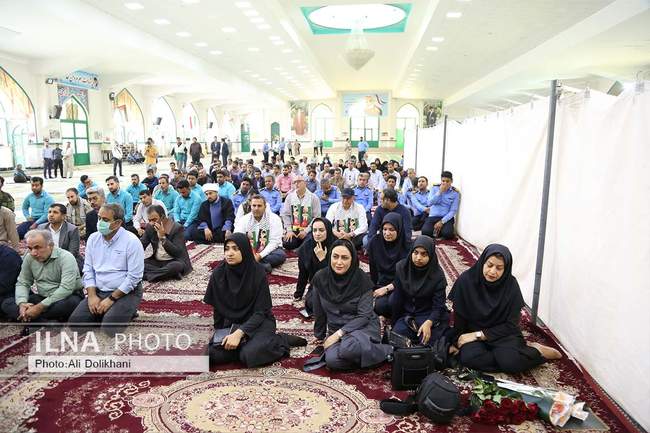 غبار روبی گلزار شهدا به مناسبت آغاز هفته کارگر در بندرعباس