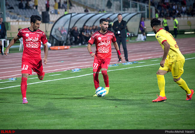 مسابقه فوتبال بین دوتیم پرسپولیس تهران و نفت تهران