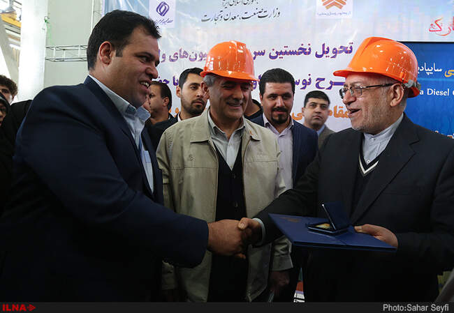 تحویل نخستین سری از کامیون های ولوو در طرح نوسازی خودروهای فرسوده با حضور وزیر صنعت