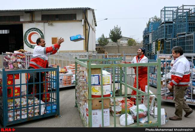 بسته بندی وارسال کمک های مردمی به مناطق زلزله زده توسط جمعیت هلال احم