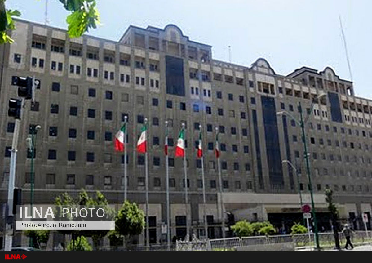 اعتراض مرد کفن‌پوش به سیاست خارجی دولت در تجمع کارکنان رجا !