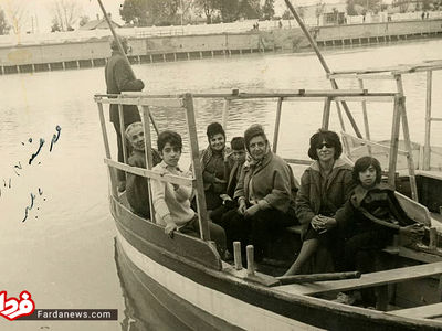 قایق‌سواری نوه و نتیجه ناصرالدین شاه در بابلسر/عکس