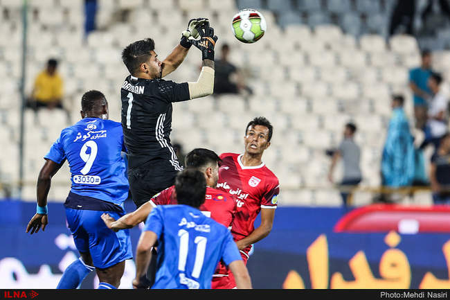 دیدار تیمهای استقلال تهران و تراکتورسازی تبریز