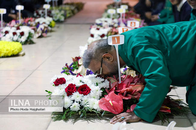 گل‌آرایی ضریح حضرت معصومه(س) 