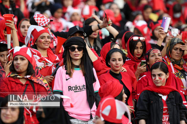 تصاویری از اولین حضور بانوان پرپسولیسی در لیگ برتر فوتبال در ورزشگاه
