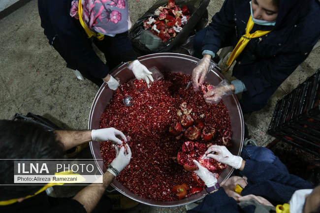 آماده سازی و اهدای بسته های یلدایی به کودکان کار