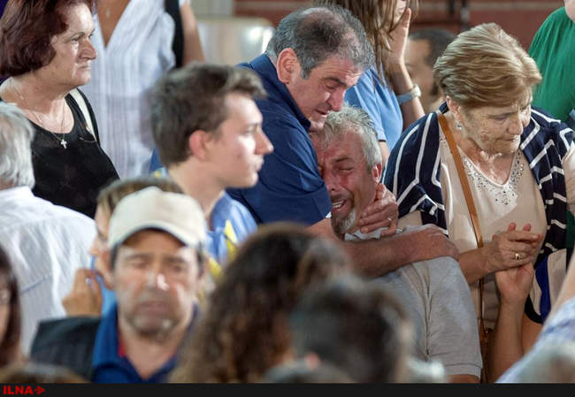 عزاداری خانواده اندوهگین برای از دست دادن عزیزان خود در منطقه زلزله �