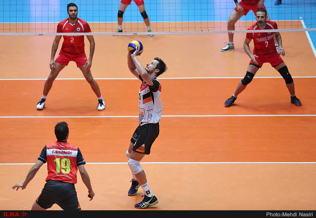 مسابقه والیبال بین تیمهای بانک سرمایه و شهرداری تبریز