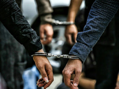 سارقان مامورنما در دام پلیس گرفتار شدند 