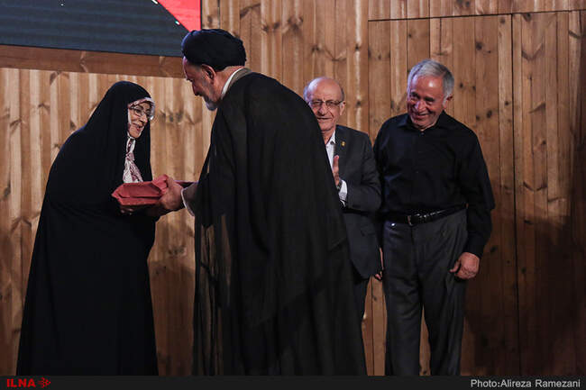 مراسم رونمایی از تندیس و تمبر مریم میرزاخانی
