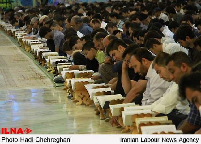 جزء خوانی قرآن کریم با حضورمردم قم در حرم حضرت فاطمه معصومه(س)