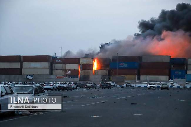 تخریب بندر شهید رجایی بر اثر انفجار/ آتش سوزی همچنان ادامه دارد