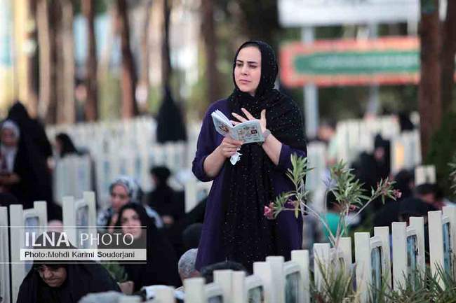 مراسم دعای عرفه در گلستان شهدای اصفهان