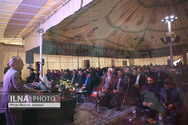 تجلیل از خانواده شهدای حادثه تروریستی در گلزار شهدای کرمان