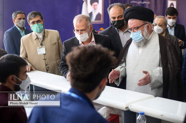 حضور آیت‌الله آملی لاریجانی و سیداحمد خاتمی پای صندوق رای