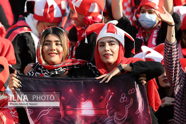 تصاویری از اولین حضور بانوان پرپسولیسی در لیگ برتر فوتبال در ورزشگاه
