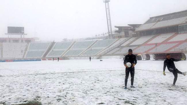 گزارش تصویری: برف سنگین بازی تراکتور و سپاهان را لغو کرد