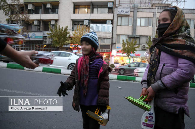 آماده سازی و اهدای بسته های یلدایی به کودکان کار