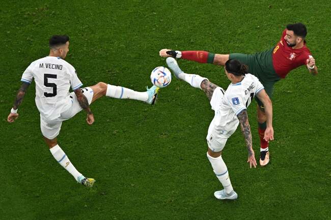 TOPSHOT-FBL-WC-2022-MATCH32-POR-URU