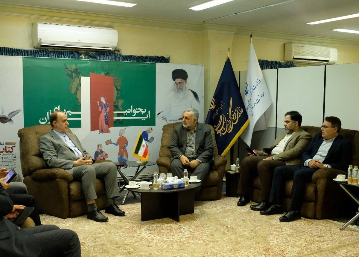 باید کتاب را در متن زندگی مردم قرار دهیم