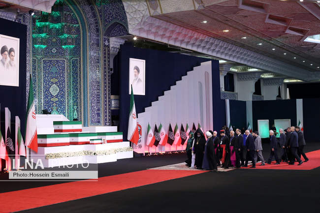 ادای احترام سران قوا و مسئولان نظام به پیکر آقای شهید ایران