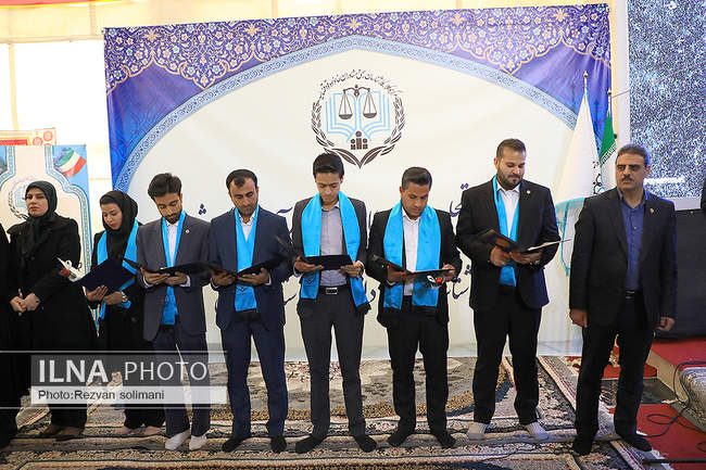 تجلیل از خانواده شهدای حادثه تروریستی در گلزار شهدای کرمان