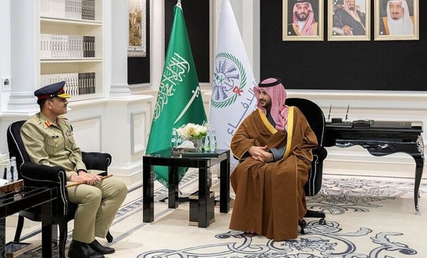 دیدار رئیس ستاد ارتش پاکستان ‌با وزیر دفاع عربستان 