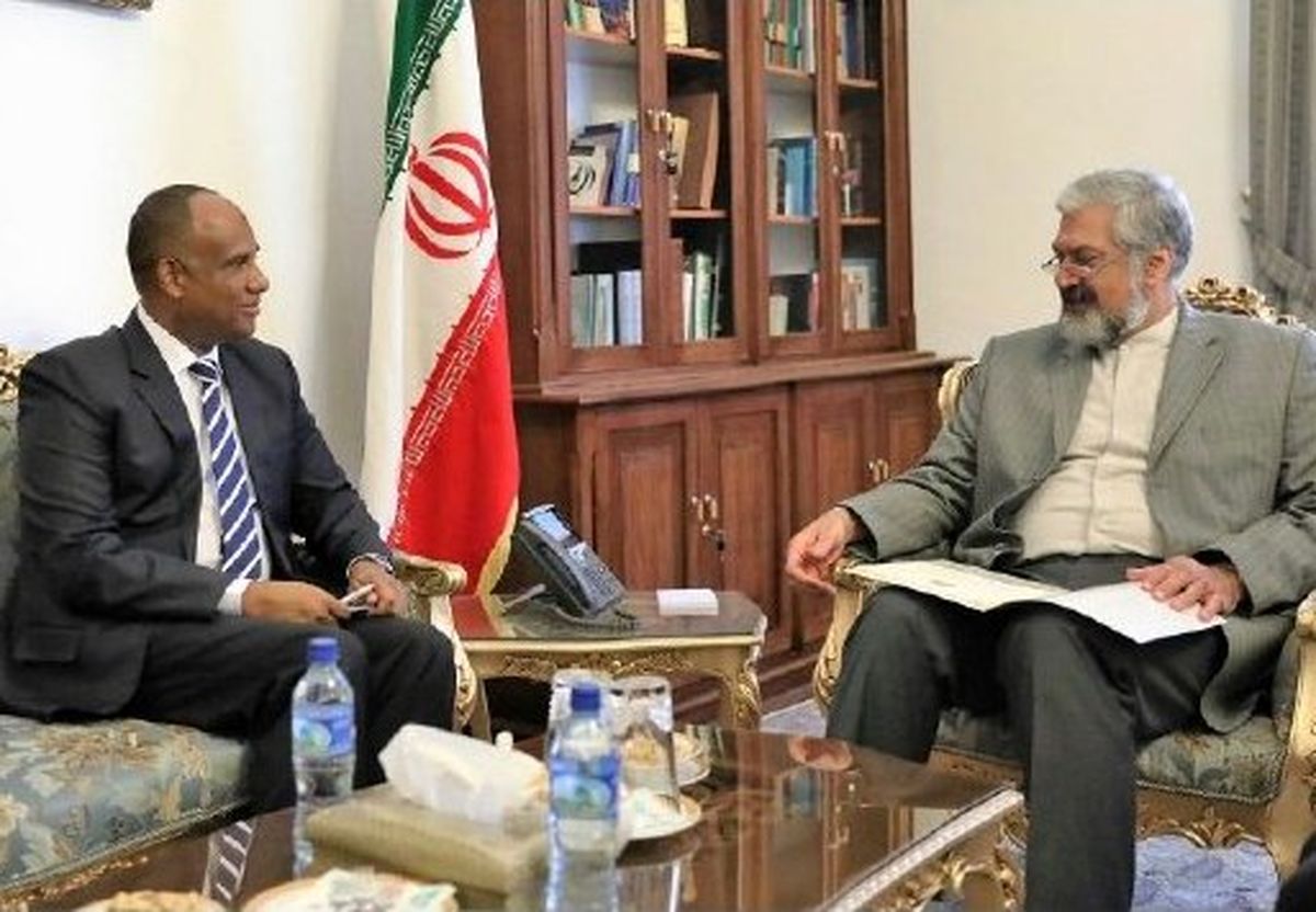 تقدیم رونوشت استوارنامه سفیر اکردیته تانزانیا به سرمدی