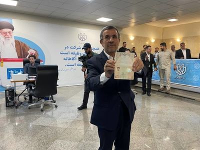 شوخی‌های احمدی‌نژاد با خبرنگاران حاضر در ستاد انتخابات/ فیلم