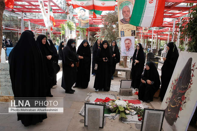 تجدید میثاق اعضای خانه کارگر در هفته کارگر با امام و شهدا و نشست در خا