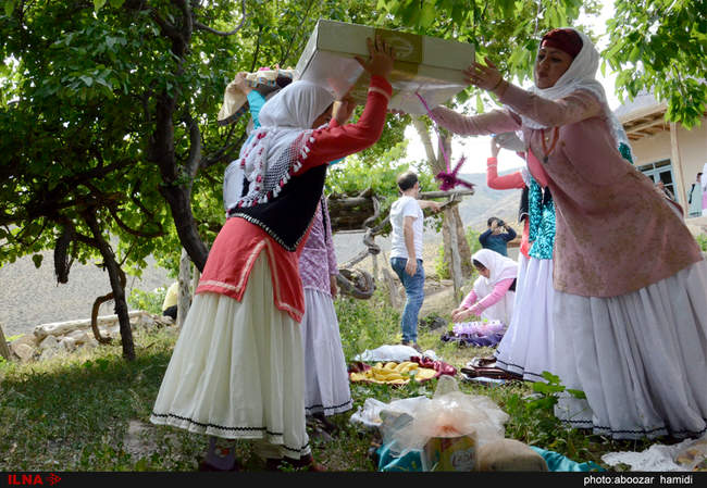 مراسم عیدی بران (بردن هدیه برای نوعروس) در روستاهای گیلان‎