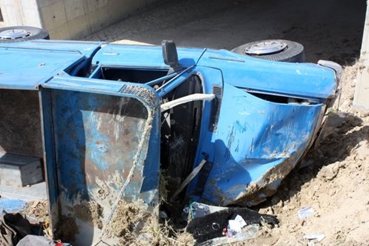 ۲۲ نفر بر اثر واژگونی سه دستگاه خودرو مصدوم شدند