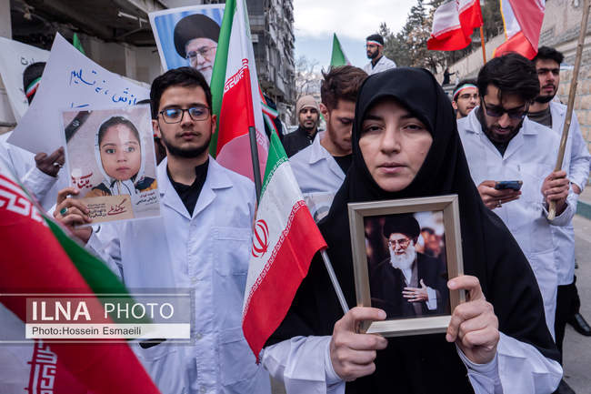 تجمع اعتراضی  روز گذشته کادر درمان مقابل بیمارستان گاندی