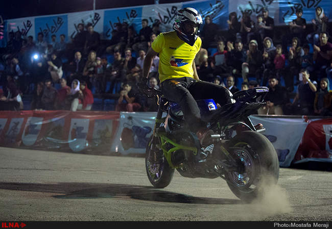 حرکات نمایشی انفرادی موتور ریس توسط سامان قنبرزاده قهرمان آسیا در پا