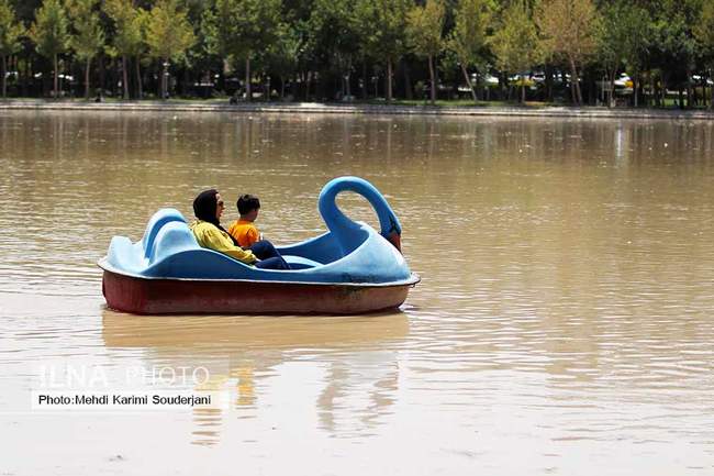 شادی بچه ها و خانواده ها از باز شدن زاینده رود 