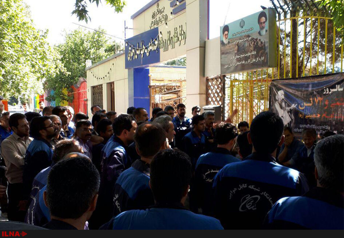 هفتمین روز از تجمع کارکنان شرکتی مخابراتِ مشهد/ تجمع به مقابل اداره کار کشیده شد
