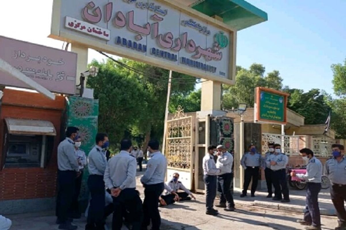 اعتراض کارکنان آتش‌نشانی آبادان با پهن کردن سفره خالی