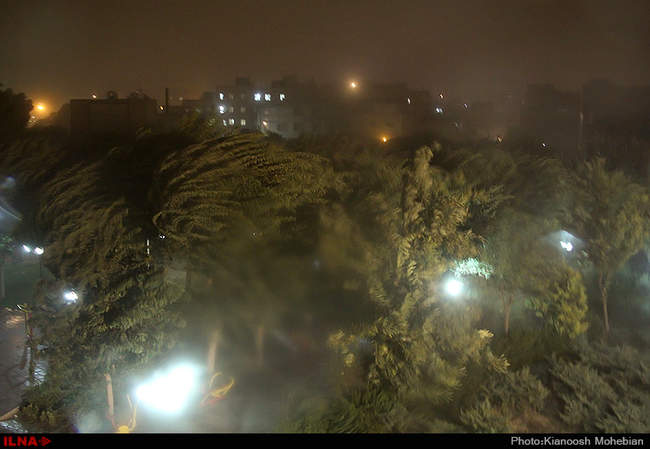 وقوع طوفان و گرد و خاک شدید در تهران