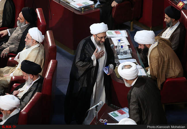 از تاخیر نمایندگان خبرگان در غیاب روحانی تا نشستن نماینده اصفهان بر صندلی آیت‌الله