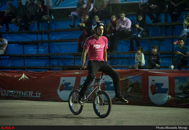 اجرای حرکات نمایشی تاپ رایدر در پارک ملت شهر کرد