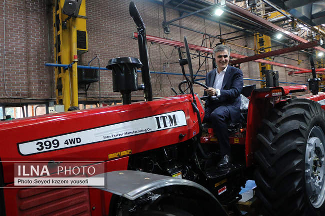 بازدید رییس کل بانک‌مرکزی از مجموعه تراکتورسازی ایران