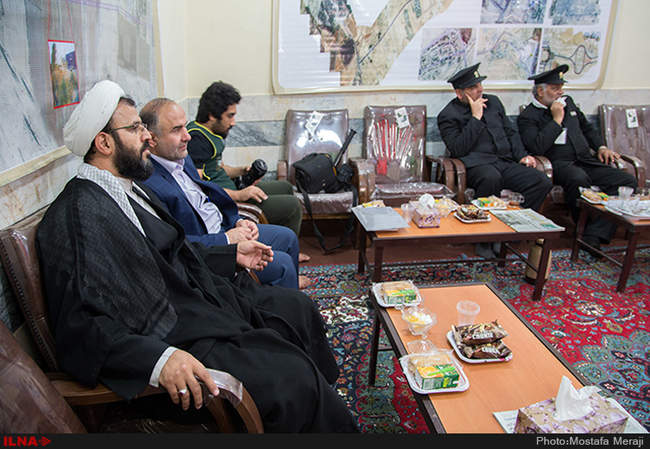 اهداء پرچم حرم امام رضا (ع) به موکب های مستقر در مهران