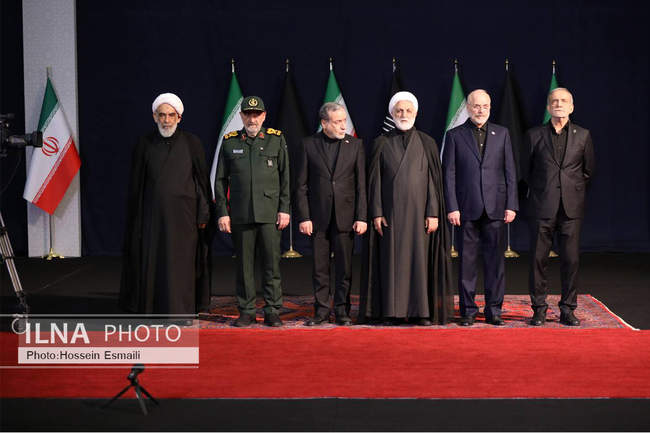 ادای احترام سران قوا و مسئولان نظام به پیکر آقای شهید ایران