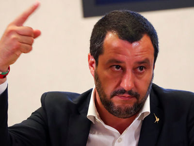 یونکر پیش از آن‌که دهانش را باز کند، ۲ لیوان آب بنوشد