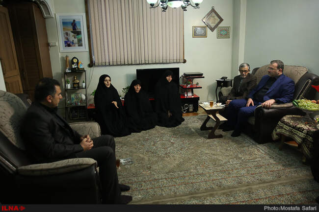حضور فرید موسوی نماینده مجلس شورای اسلامی در منزل شهید آتش نشان فریدون علی تبار