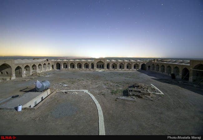 نمای شبانه کاروانسرای دیر گچین، بزرگترین کاروانسرای خشتی گچی ایران 